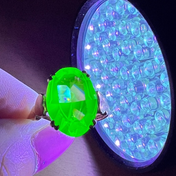 VINTAGE 9K GOLD URANIUM VASELINE GREEN GLASS RING HEARTS BAND ENGLISH HALLMARKS - Picture 6 of 16